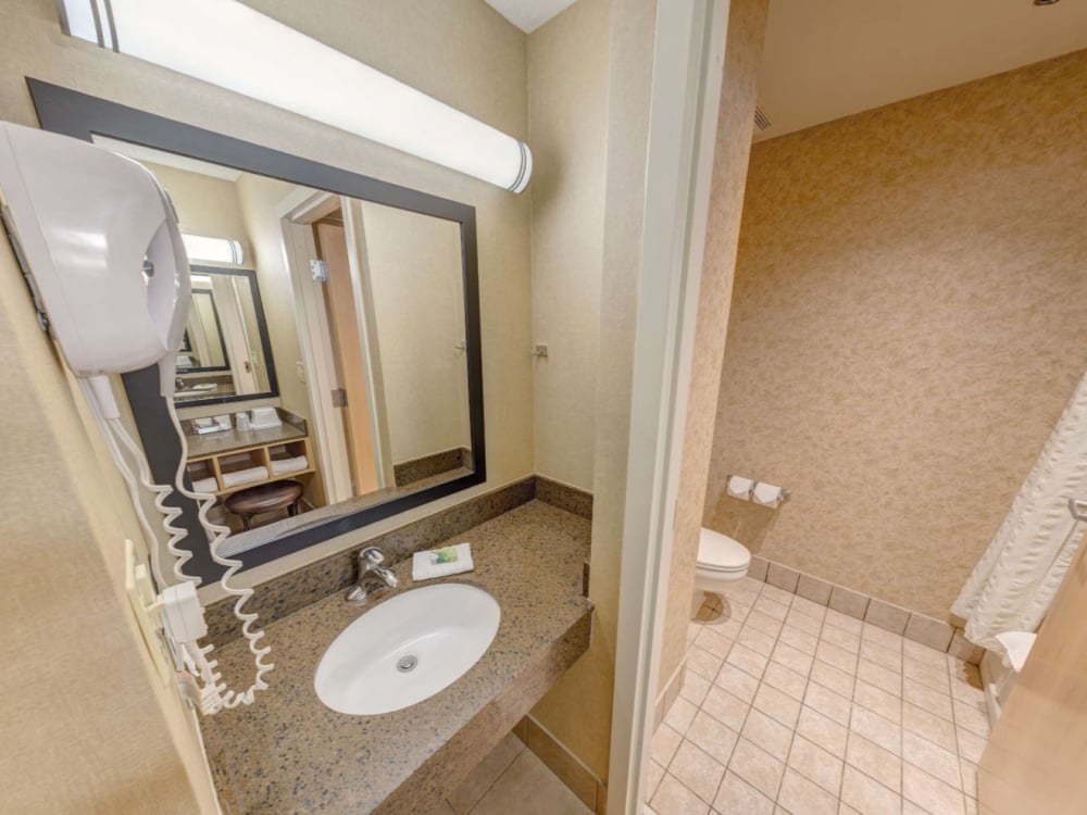 LivINN Hotel Cincinnati / Sharonville Convention Center Vanities