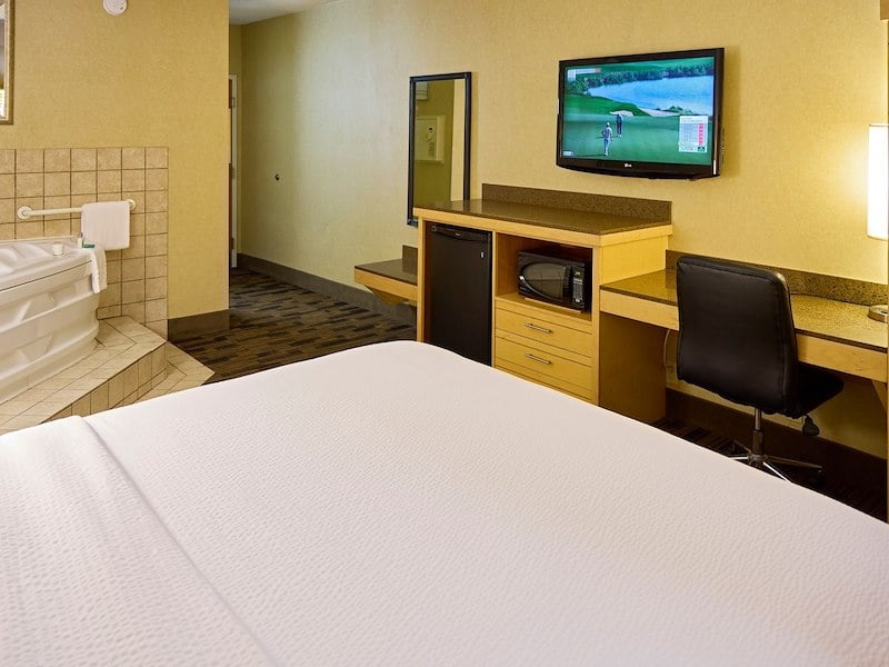 King Whirlpool Suite Non-Smoking at LivINN Hotel, Sharonville